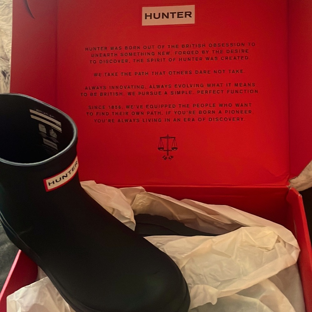 Brand New w/ tags Hunter Women’s Black Play Boot short